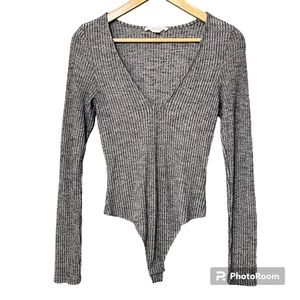 Honey Punch Bodysuit Womens Medium Gray Long Sleeve Ribbed Stretch Soft V-Neck